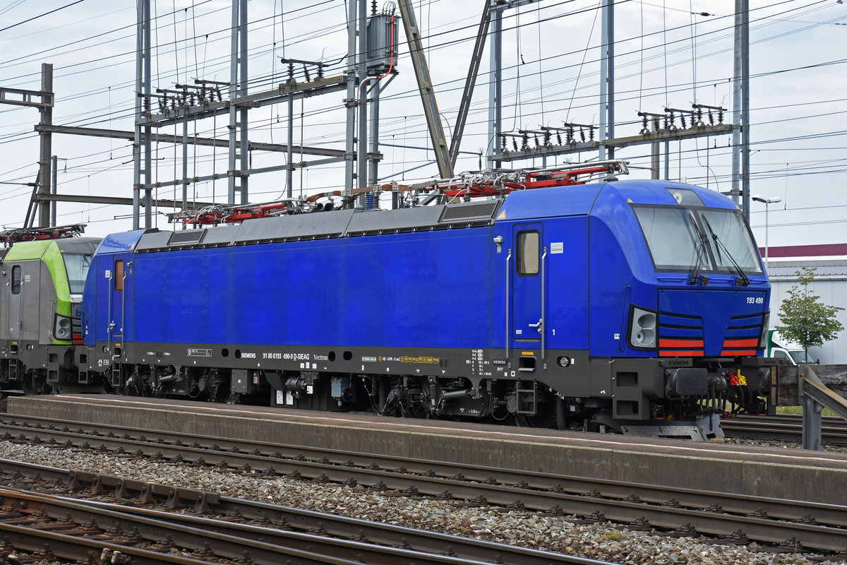 Lok 193 490-0 ist auf einem Abstellgleis beim Bahnhof Pratteln abgestellt. Die Aufnahme stammt vom 29.06.2018.