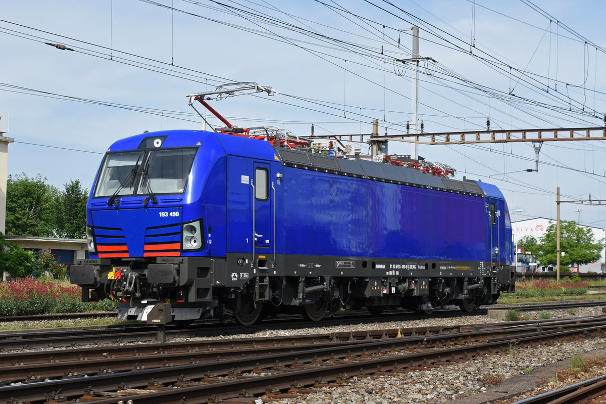 Lok 193 490-0 durchfährt den Bahnhof Pratteln. Die Aufnahme stammt vom 28.05.2018.