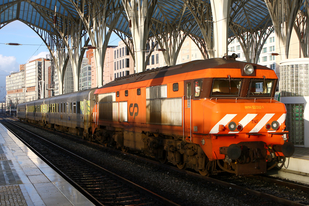 Lok 1945 wartet am 31.12.2009 in Lissabon Oriente auf Ausfahrt