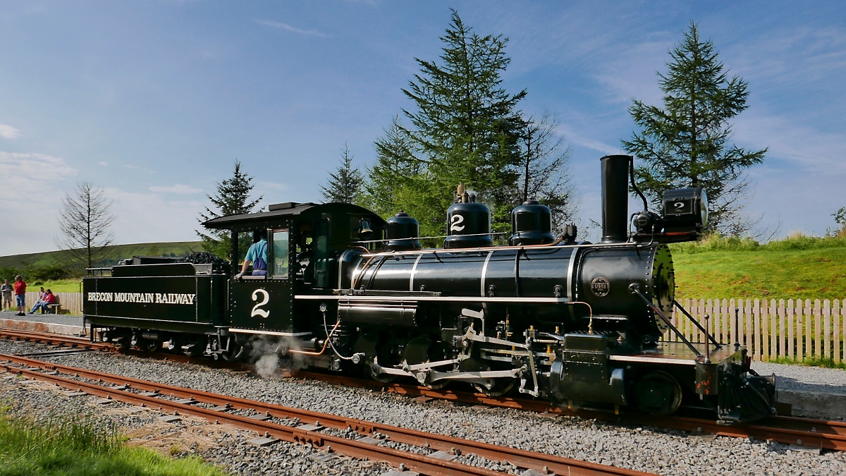 Lok #2 der Brecon Mountain Railway beim Umsetzen in Torpantau, Wales, 15.9.2016