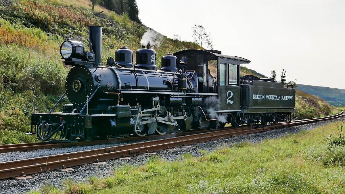 Lok #2 der Brecon Mountain Railway setzt um ans andere Ende des Zuges in Torpantau, Wales, 15.9.2016