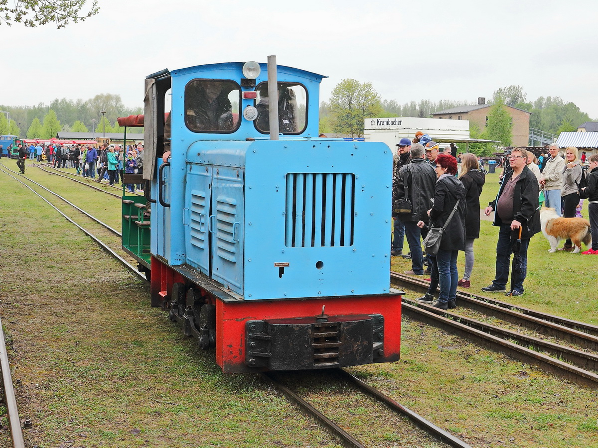 Lok 2 des Ziegeleiparks Mildenberg mit einem Personenanhänger beim 2. Märkischen Feldbahnfest am 13.05.2017 im Ziegeleipark Mildenberg.

