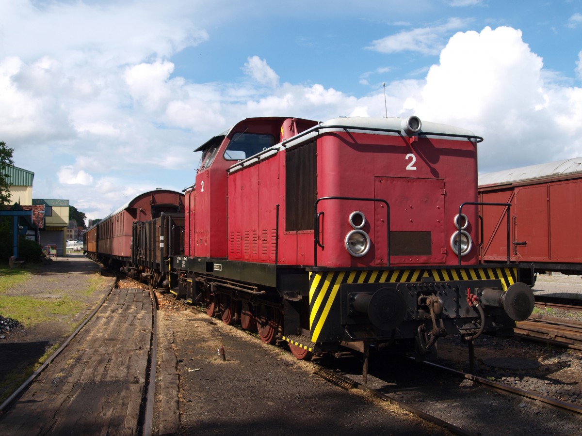 Lok 2 der  Freunde des Schienenverkehrs Flensburg e.V.  steht am 01.07.2014 mit ihrem aus skandinavischen Wagen gebildeten Zug der  Angelner Dampfeisenbahn  abgestellt im Bahnhof von Kappeln. Die V60D wurde 1978 bei LEW in Hennigsdorf unter der Fabriknummer 15632 in Dienst gestellt und an KWN (VEB Kabelwerk Nord Schwerin-Sacktannen) ausgeliefert.