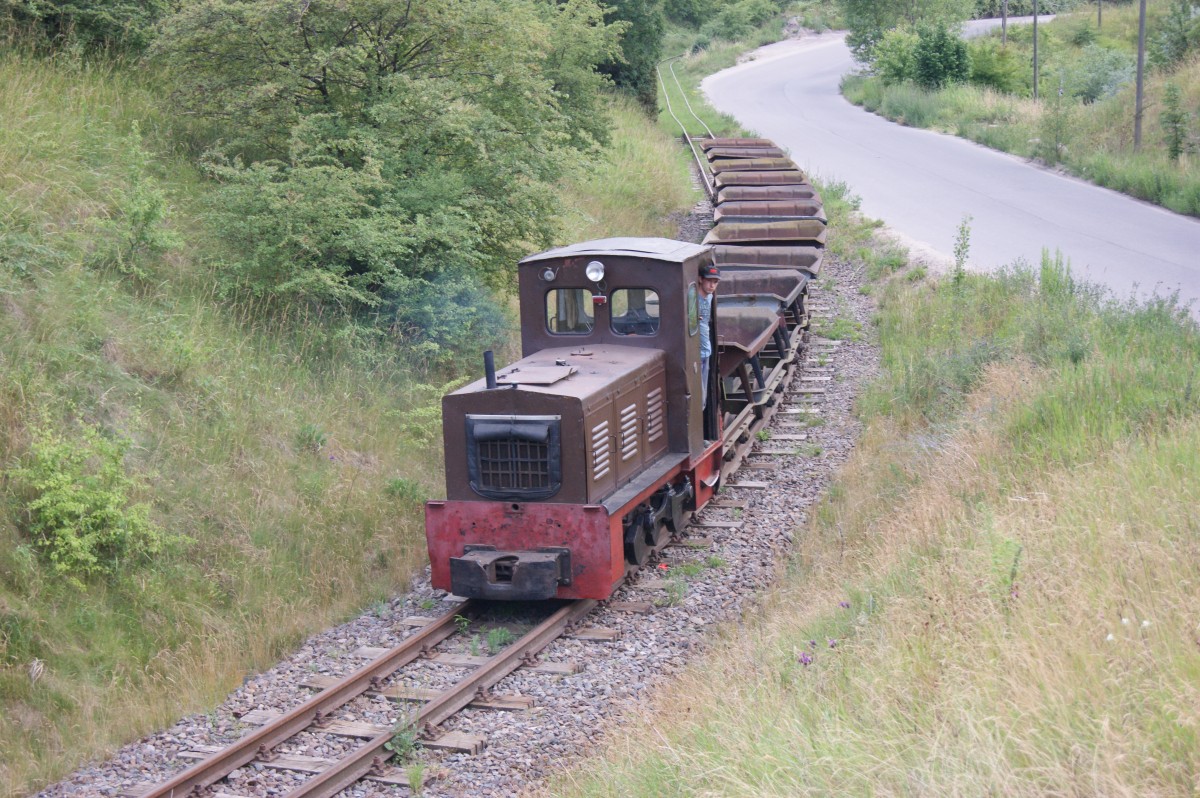 Lok 2 der Museumsfeldbahn zieht am 27.06.2015 einen Fotozug an der Brücke Lyoner Straße in Leipzig.