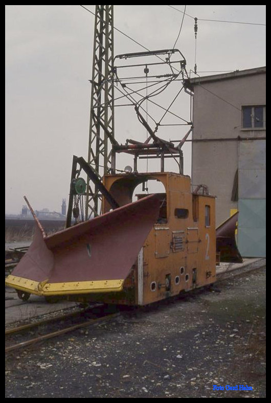 Lok 2 der Sodawerke Staßfurt vor dem Lokschuppen am Stadtrand von Staßfurt am 21.3.1992.