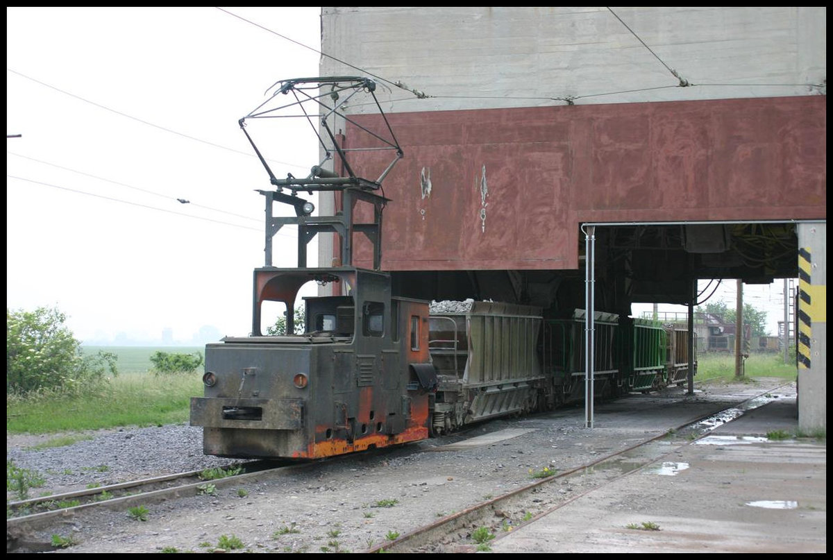 Lok 2 steht hier am 28.5.2007 mit einem
Zug zum Beladen unter dem Bunker in Förderstedt.