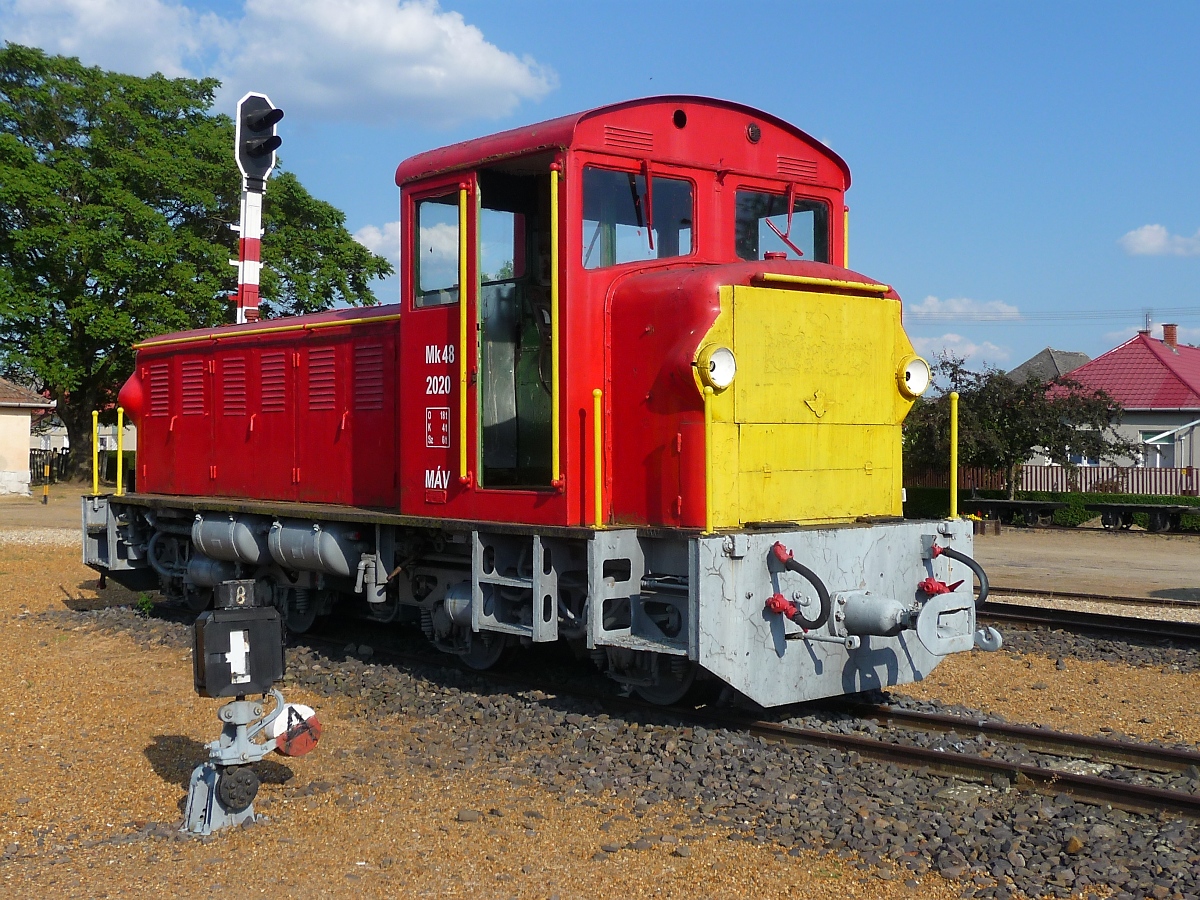 Lok 2020 der Baureihe MK48 im Bahnhof Dombrad, 23. 5. ‎2016