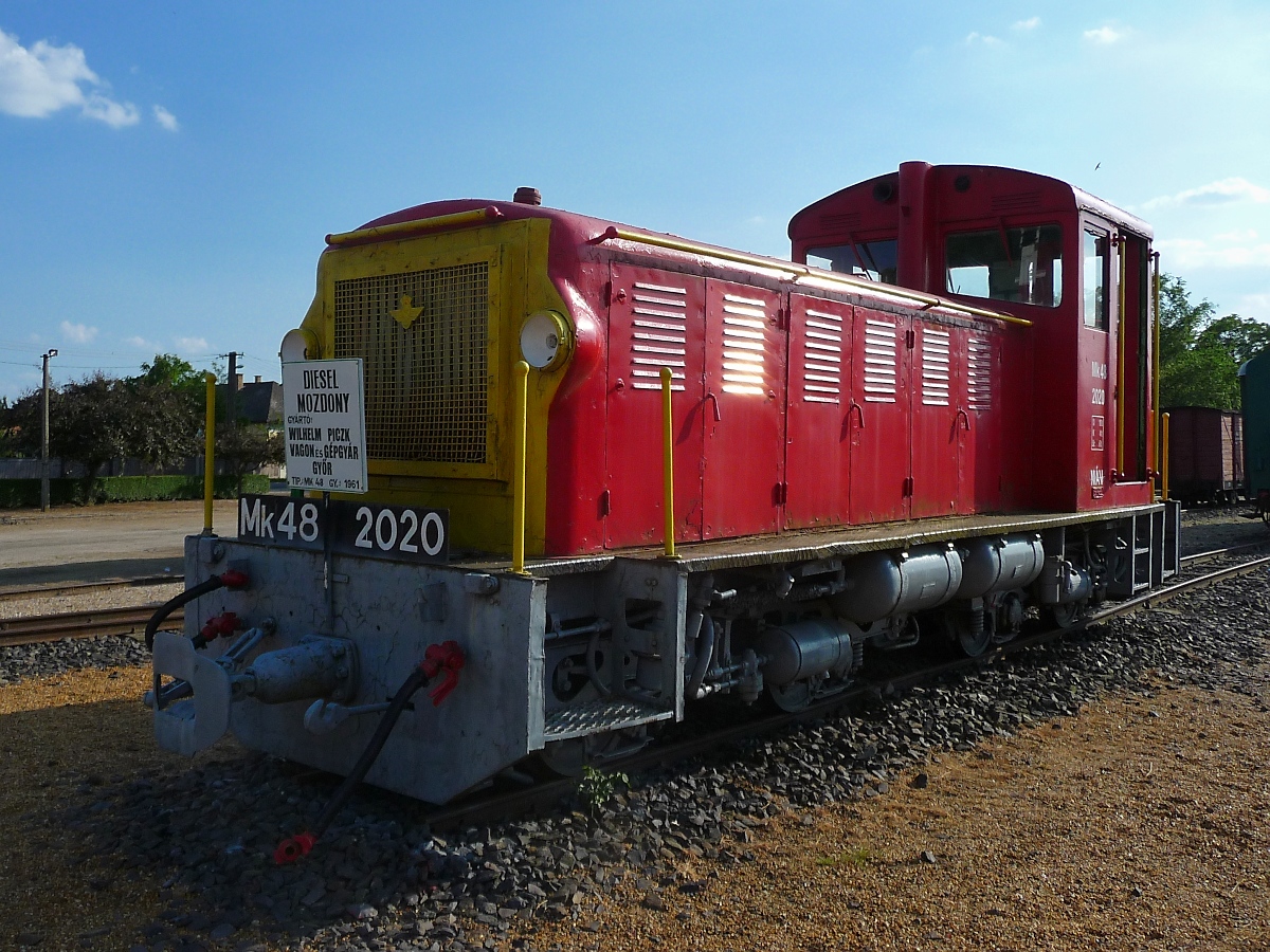 Lok 2020 der Baureihe MK48 im Bahnhof Dombrad, 23. 5. ‎2016