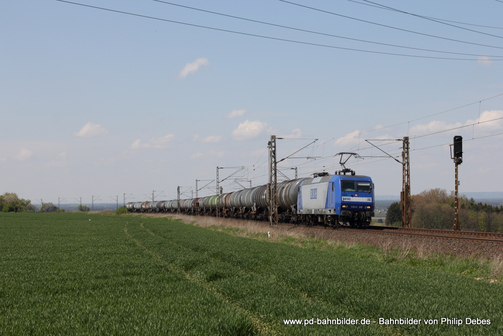 Lok 205 (RBH Logistics) mit einem Kesselzug in Paderborn Benhausen, 2. Mai 2015