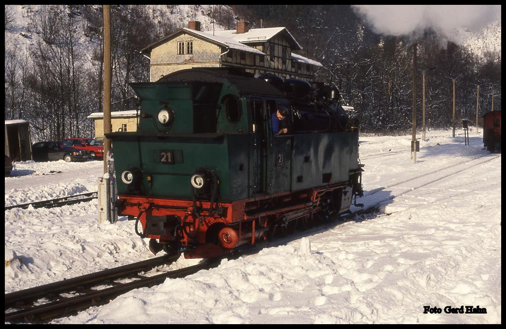 Lok 21 NWE setzt im Bahnhof Eisfelder Talmühle am 3.2.1993 um.