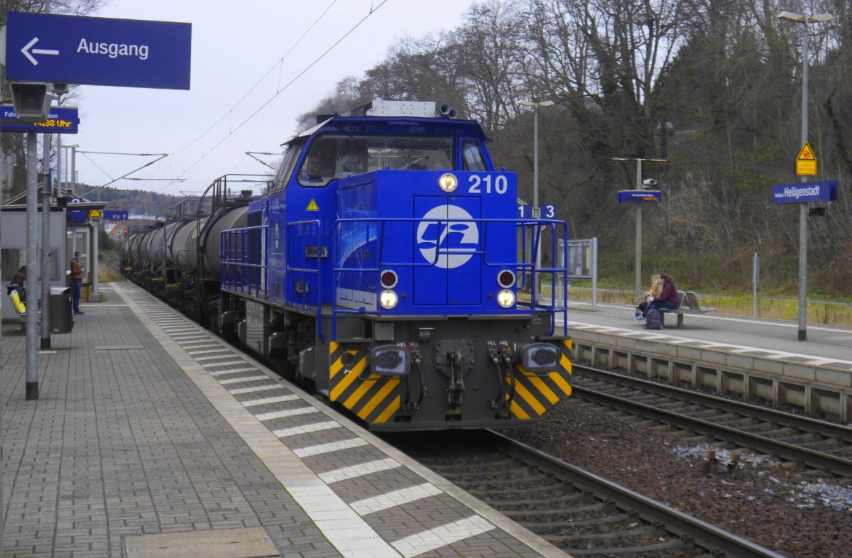 Lok 210 von InfraLeuna (92 80 1 275 013-1 D-LEUNA) mit Kesselwagenzug im Bf Heiligenstadt (1.12.15).