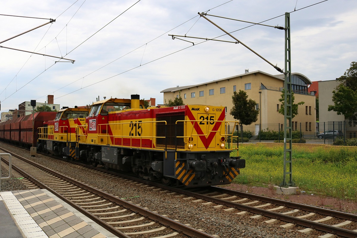 Lok 215 und 212 MEG (MaK G 1206 | BR 275) als Gz durchfahren den Bahnhof Merseburg auf der Bahnstrecke Halle–Bebra (KBS 580) Richtung Großkorbetha. [9.9.2017 | 11:02 Uhr]