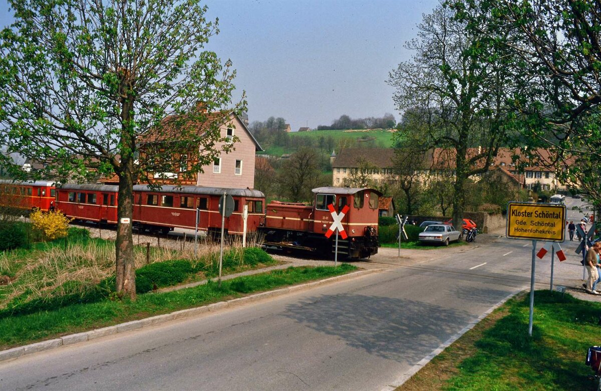 Lok 22-01 und VB 403 und Wagen Nr. 400 sowie weitere Wagen- es war ein sehr langer und bunter Zug der Jagsttalbahn - in Schöntal, 01.05.1986.