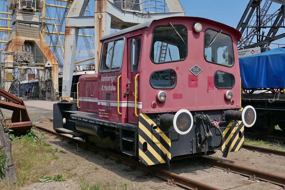 Lok 221 der Hamburger Hafenbahn (O&K Fabr.Nr. 26261, Baujahr 1963) auf dem Gelände des Hafenmuseums in Hamburg am 24.06.2022