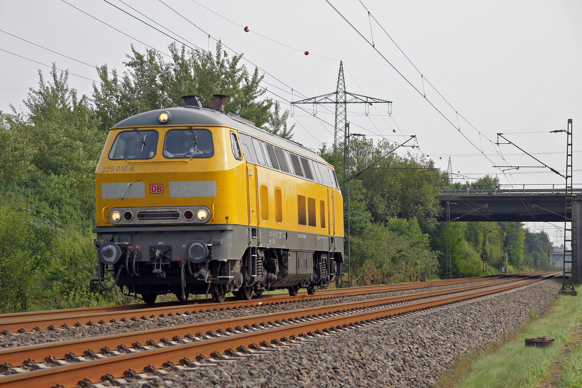 Lok 225 010-8 am 26.08.2017 in Lintorf auf Solofahrt.