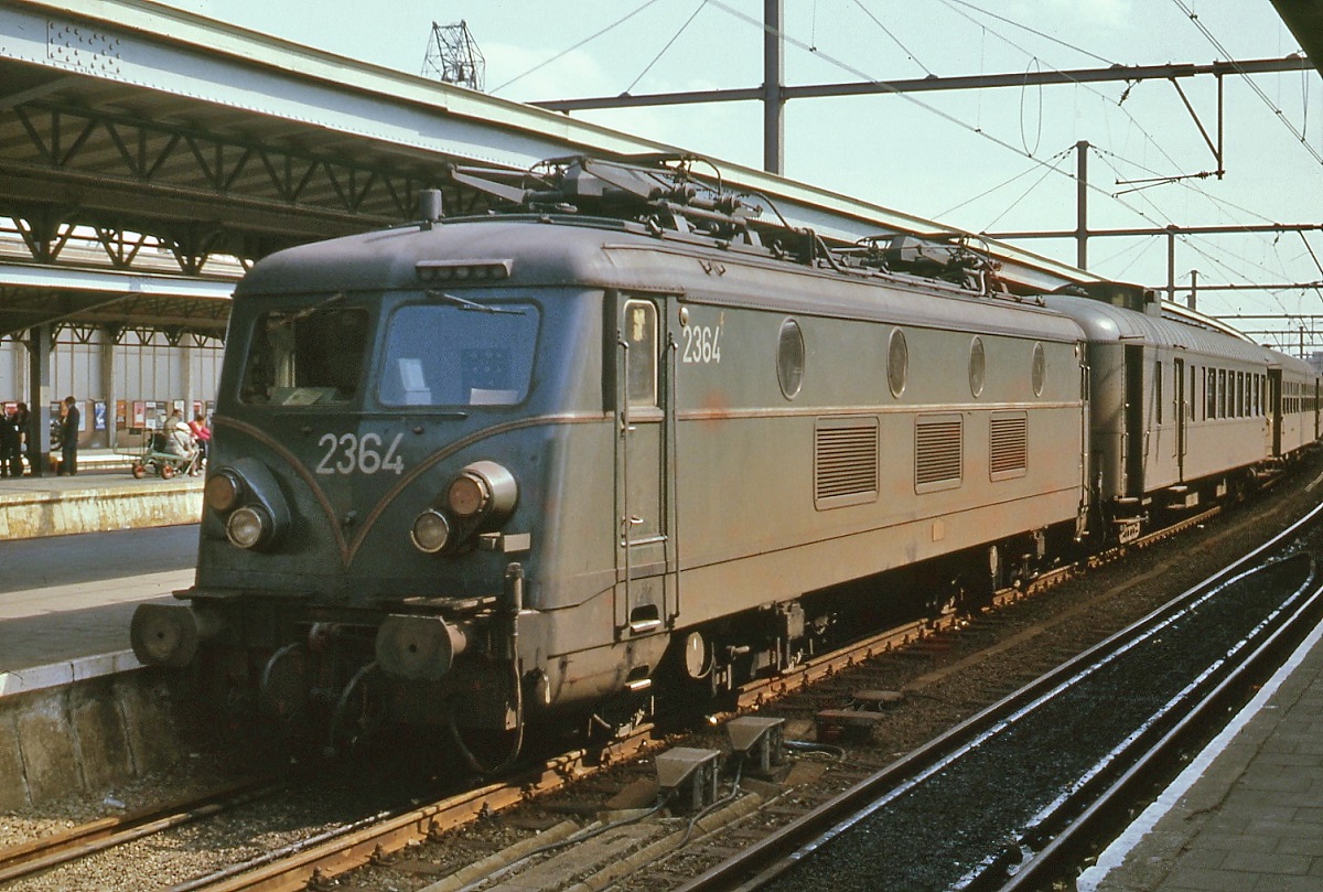 Lok 2364 der SNCB im Frühjahr 1980 im Bahnhof Oostende. Zwar kenne ich die damaligen Reinigungsintervalle der belgischen Staatsbahn nicht, aber tatsächlich waren viele Lokomotiven (und Wagen) im unteren Teil so erheblich verschmutzt, dass die ursprüngliche Farbe kaum noch erkennbar war.