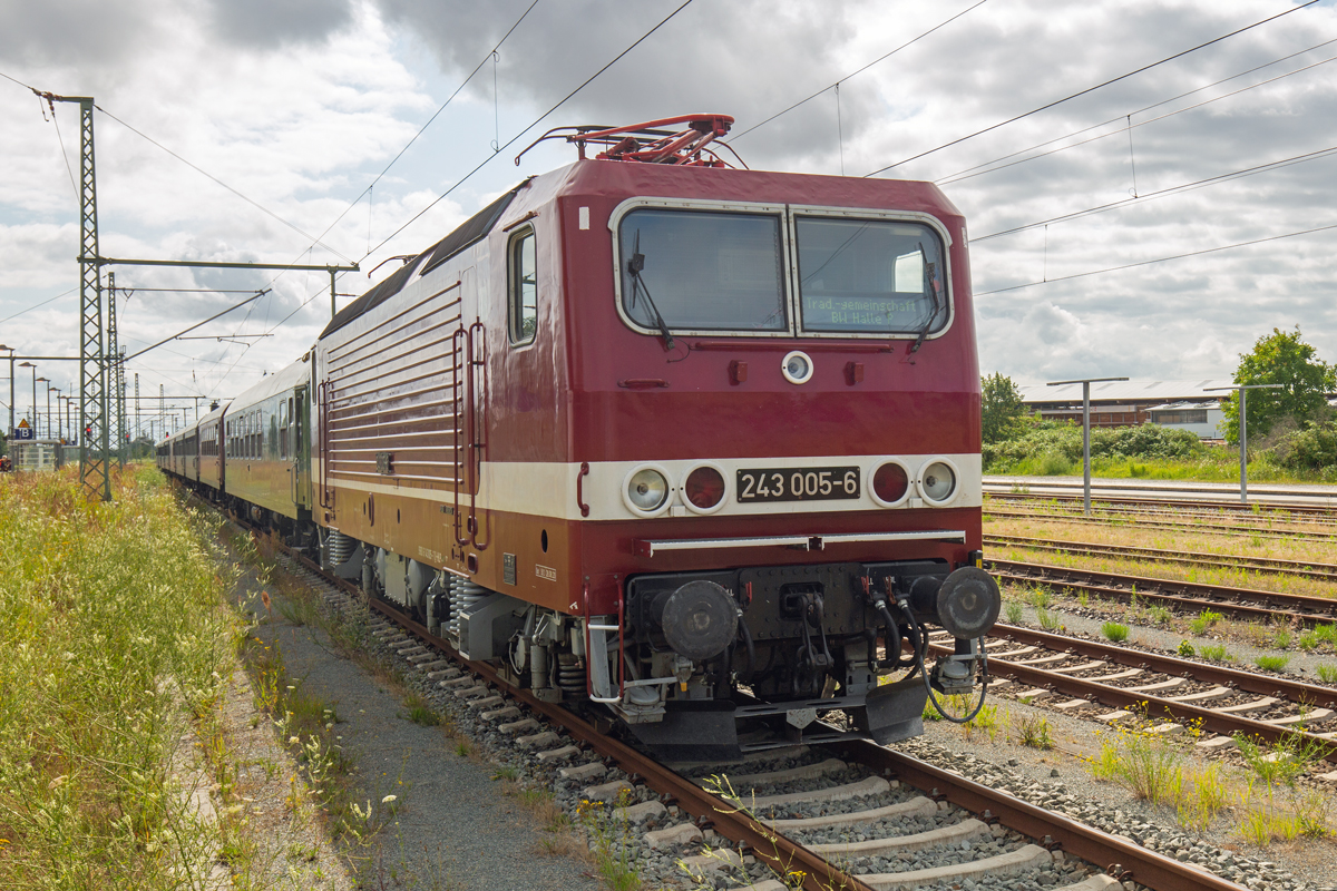 Lok 243 005 mit dem RÜGEN-EXPRESS wurde in Bergen auf Rügen vor dem Bahnsteig abgestellt. - 23.07.2022
