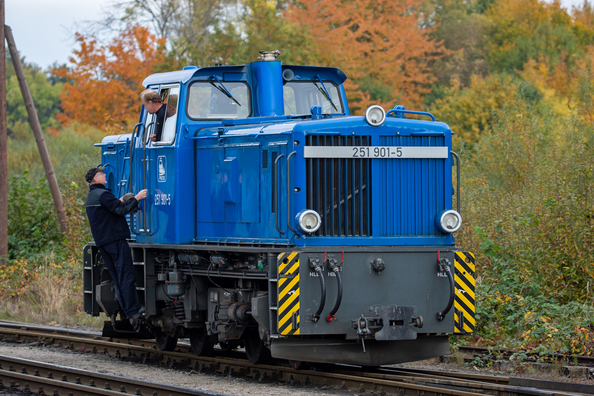 Lok 251 901 bei Rangierarbeiten im herbstlichen Putbus. - 24.10.2020
