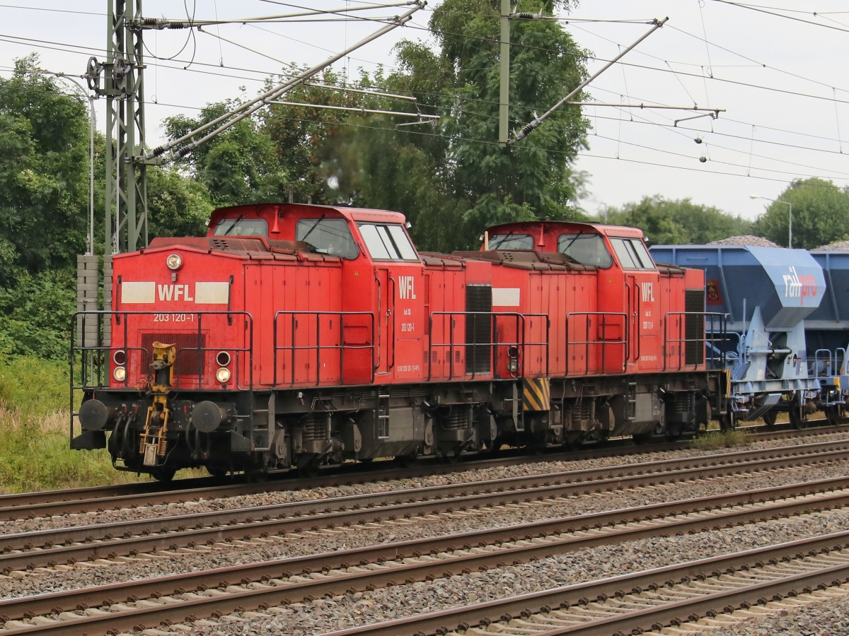 Lok  26  203 120-1 (NVR: 92 80 1203 120-1 D-WFL) und Lok  25  203 112-8 (NVR: 92 80 1203 112-8 D-WFL) am 29.07.2016 mit Gleisbauschotter beladenen Railpro 
Fccpps-Wagen Porta Westfalica in Richtung Löhne passierend im Zoom...<P>
Weitere Bilder zum Thema Bahnfotografie gibt es auf meiner Site unter:<br> 
<a href= http://www.ralf-bueker.de/Ralf's Eisenbahnbilder.htm target= _blank >Ralf's Eisenbahnbilder