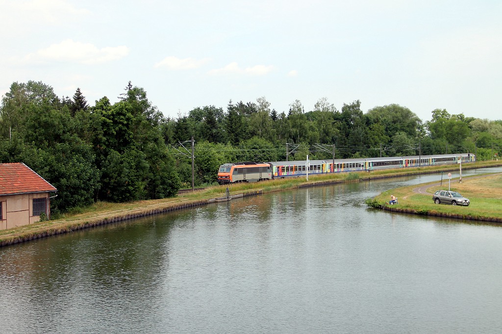 Lok 26152 zieht einen Wagenzug am Steinourger Kanal (16.06.2015)