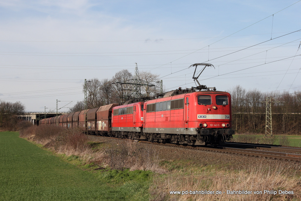Lok 264 (RBH Logistics) und Lok 273 mit einem Kohlezug in Neuss Vogelsang, 23. Februar 2014