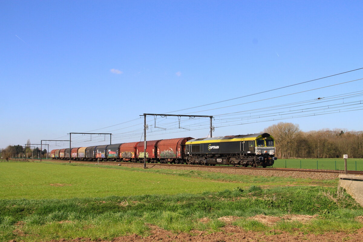 Lok 266 001 von Railtraxx mit einem kürze Stahlzug in Lokeren, 1/4/2025