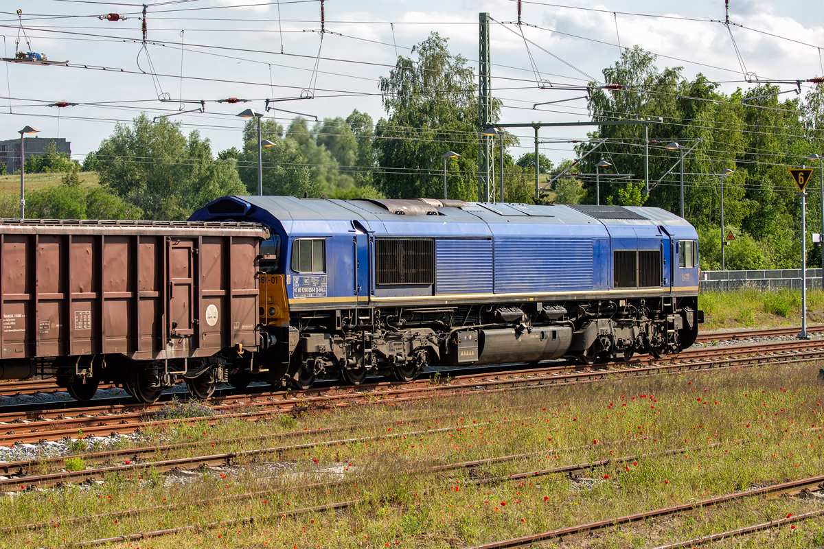 Lok 266 038 in Bergen auf Rügen mit Ta-Wagen wartend auf die Ausfahrt in Richtung Stralsund. - 09.06.2020

