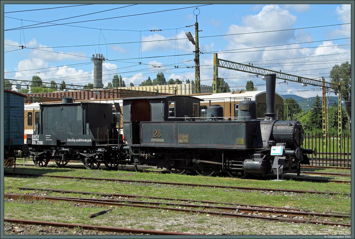 Lok 28 der Budapesti Helyiérdekű Vasút steht am 16.08.2014 im kleinen Eisenbahnmuseum in Szentendre, dem Endpunkt der Vorortbahnlinie H5.
