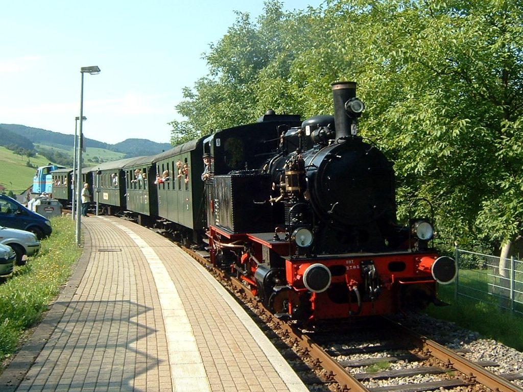 Lok 28 und V70 in Oberharmersbach - Dorf (17.08.2008)



-->Das Bild stammt noch aus meiner Anfangszeit der Eisenbahnfotografie, daher noch ein paar  Fehler  vorhanden.<--
