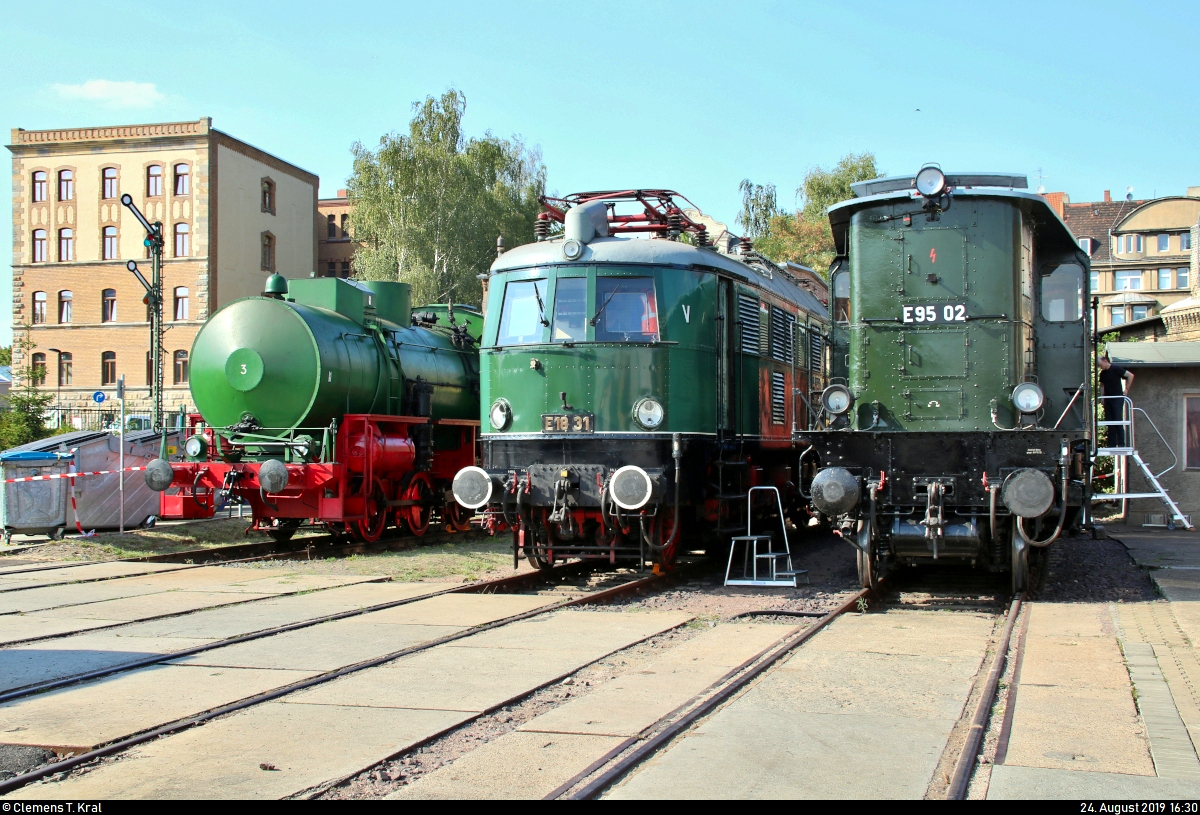 Lok 3 alias Dampfspeicher-Lok  F(euer)L(oser)C(-Kuppler) , ehem. Reichsbahnkraftwerk Muldenstein und 118 031 (218 031-3 | E 18 31) der Traditionsgemeinschaft Bw Halle P e.V. sowie E 95 02 des Verkehrsmuseums Dresden, betreut durch die Traditionsgemeinschaft Bw Halle P e.V., stehen anlässlich des Sommerfests des DB Museums Halle (Saale) unter dem Motto „Von der Reichsbahn zur DB AG“ auf dem Gelände der DB Werkstatt Halle (Saale).
[24.8.2019 | 16:30 Uhr]