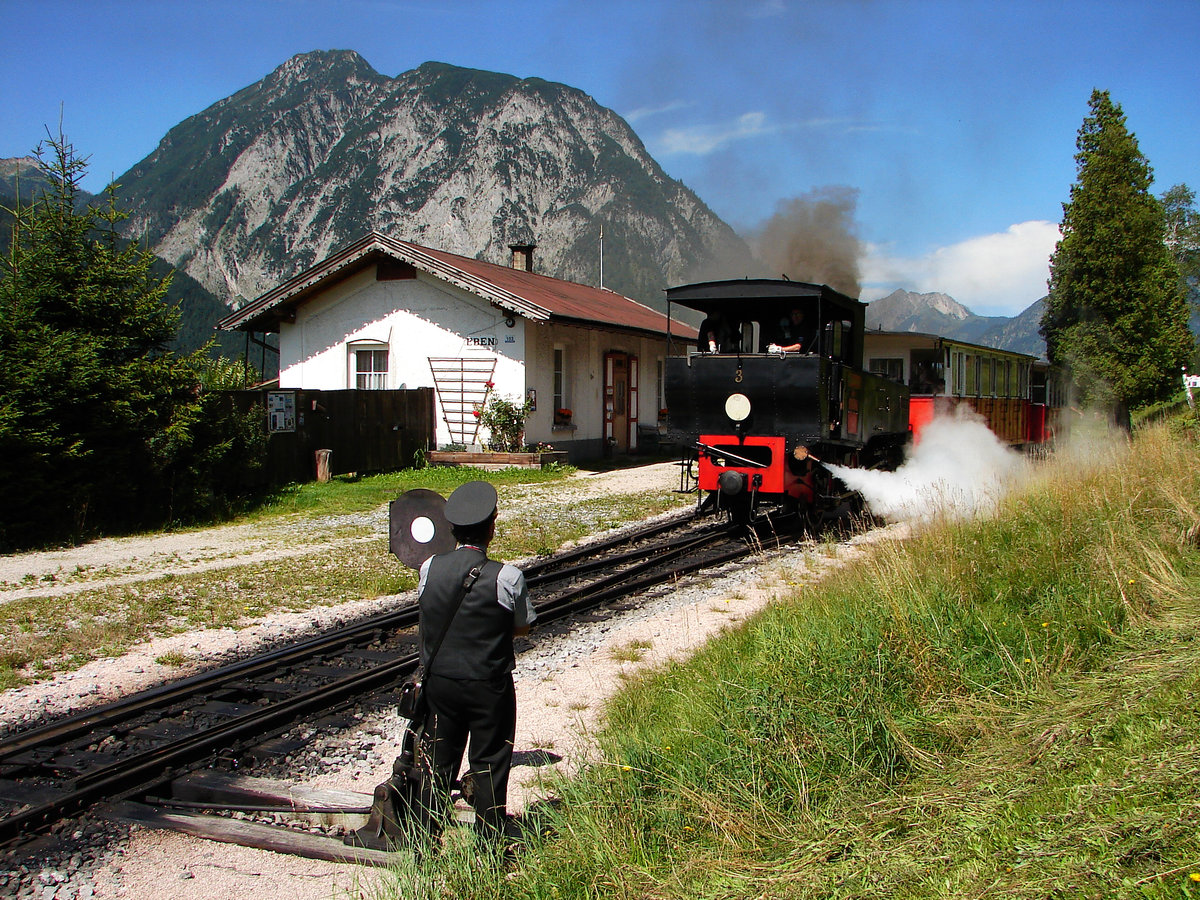 Lok 3 bei der Abfahrt von Eben nach Jenbach.
Achenseebahn = Erlebnis und Zeitreise!
Eben am Achensee 29.07.2017.