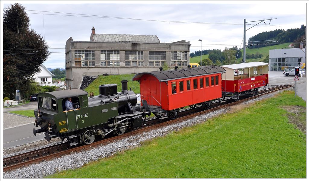 Lok 3  Rosa  verlsst als Leerfahrt Heiden Richtung Rorschach. Im Hintergrund ist das alte- und neue Depot zu sehen. (14.09.2013)