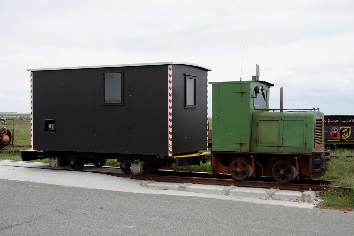 Lok 3 (Schöma 3263, Bj. 1970) mit einem Aufenthaltswagen, von den Einheimischen auch als Skatbude bezeichnet, im Halligbf Langeness am 04.06.2012. 