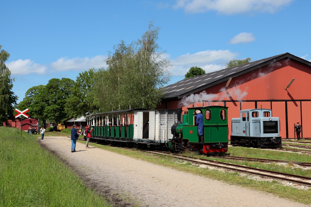Lok 3 stellt ihren Zug im Bf Hedehusgård bereit, im Hintergrund die Diesellok 25 (Frichs, Bauj. 1959, Fabr.-Nr. 656). 31.05.2019