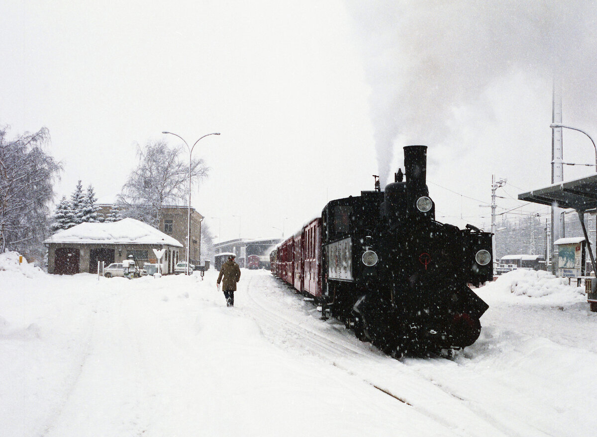 Lok 3 der Zillertalbahn mit Zug 8829 (Jenbach - Mayrhofen) abfahrbereit in Jenbach, 04.01.1987, 10.47u. Scan (Bild94444,Kodak VericolorIII).