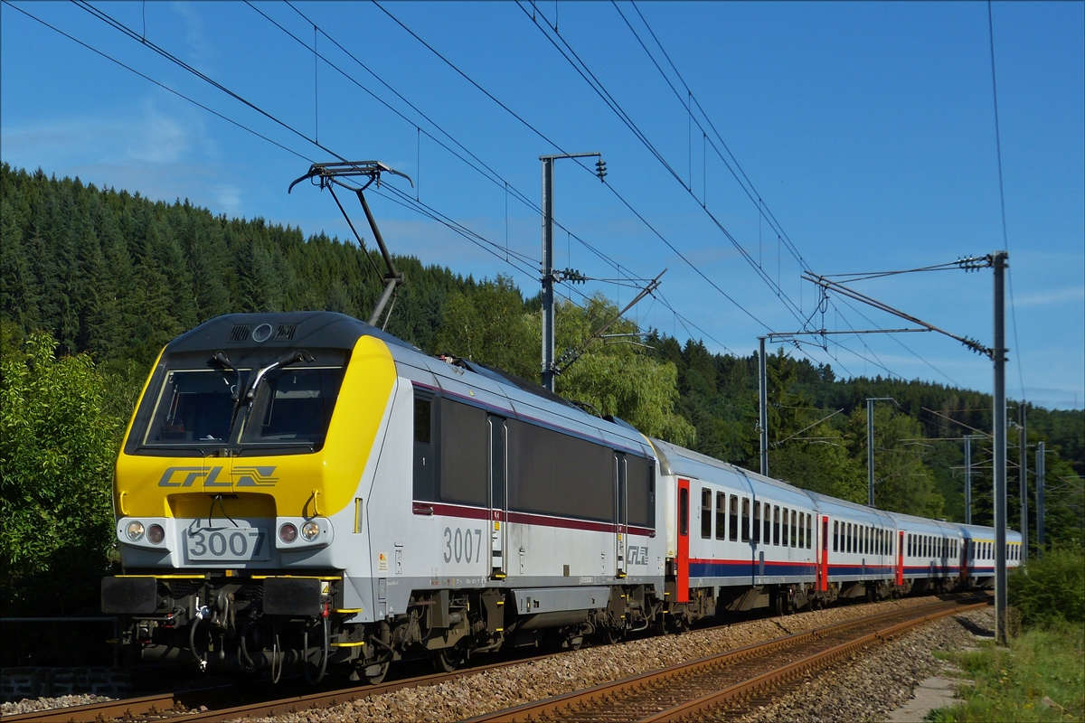 Lok 3007 durchfhrt die Ortschaft Enscherange 22.08.2017.