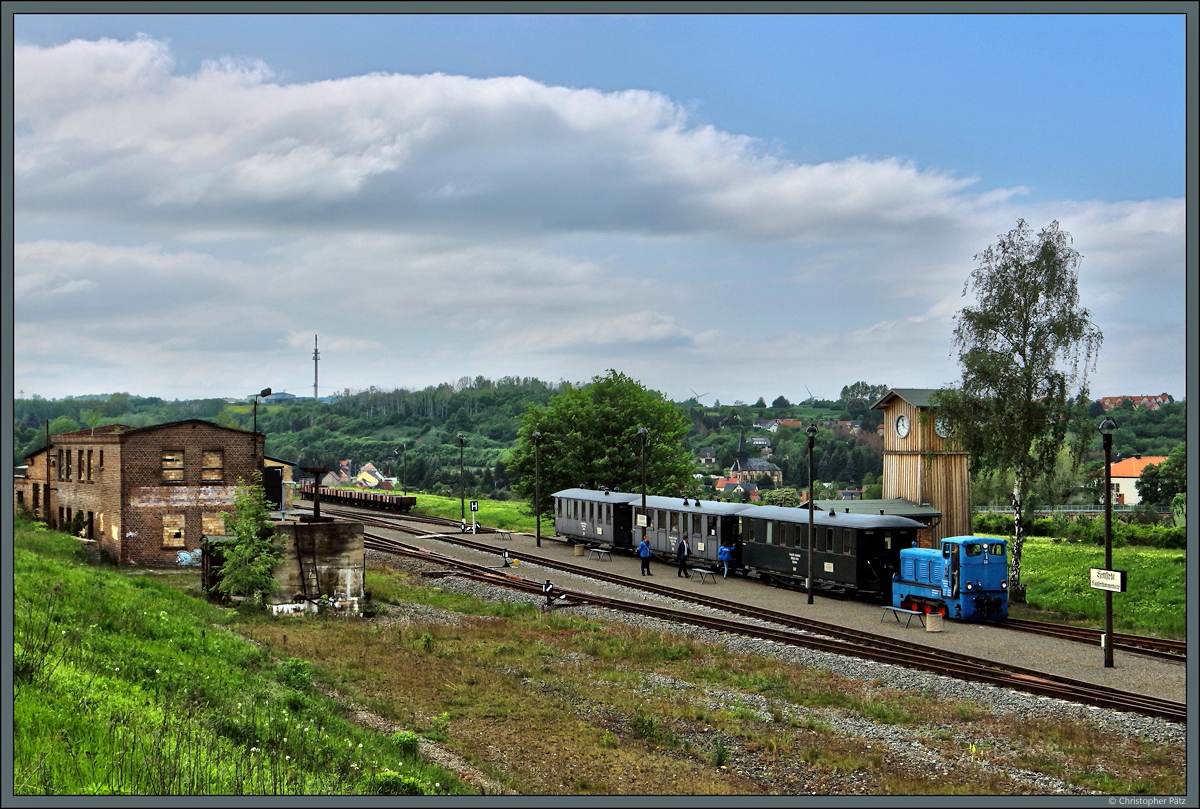 Lok 33 der Mansfelder Bergwerksbahn verlässt am 25.05.2019 den Bahnhof Hettstedt Kupferkammerhütte mit dem Zug nach Benndorf.