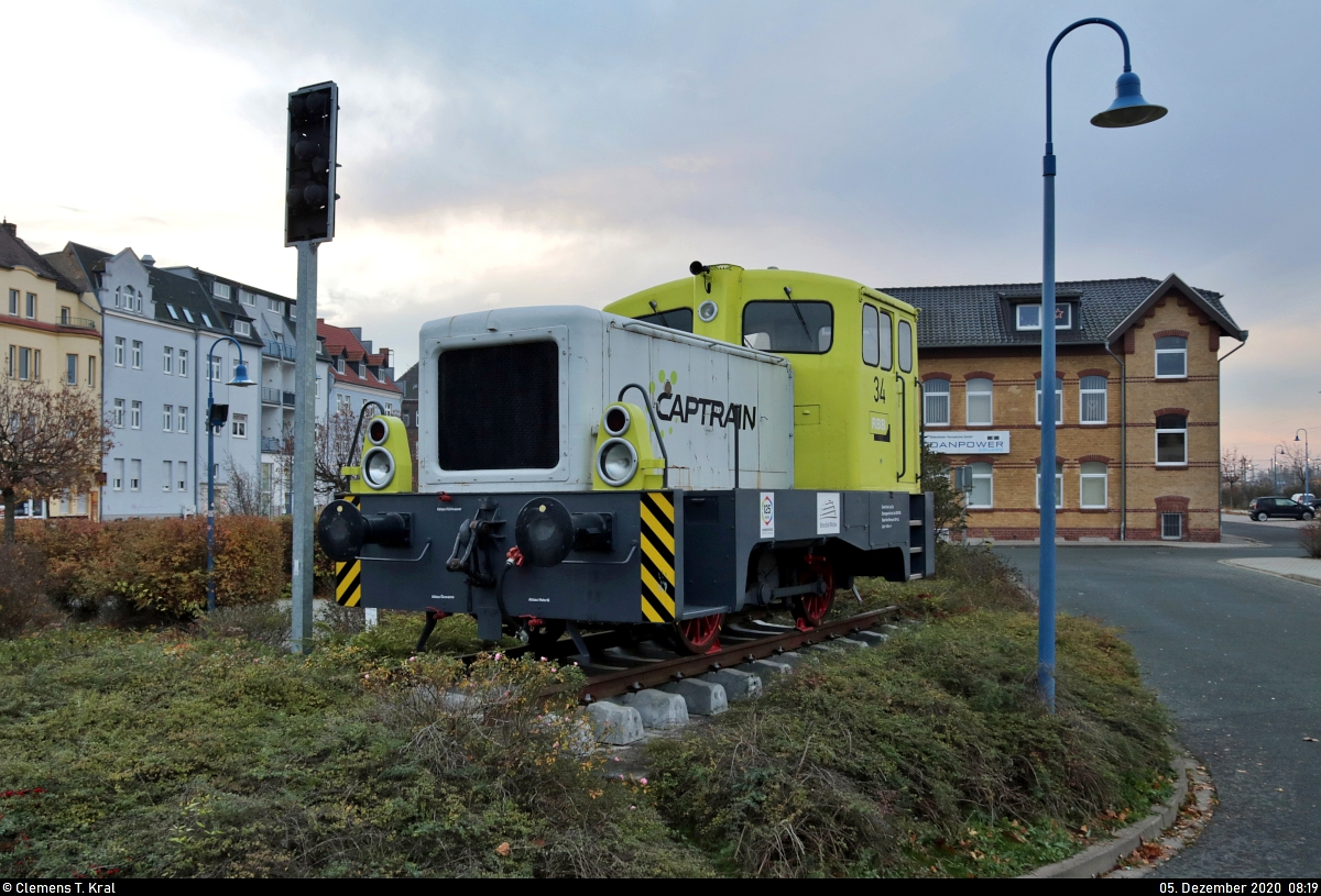 Lok 34 (DR V 22 B) kann auf dem Vorplatz des Bahnhofs Bitterfeld besichtigt werden. Sie wurde anlässlich des 10-jährigen Bestehens der Stadt Bitterfeld-Wolfen im Jahr 2017 aufgestellt.

🧰 Regiobahn Bitterfeld Berlin GmbH (RBB)
🕓 5.12.2020 | 8:19 Uhr