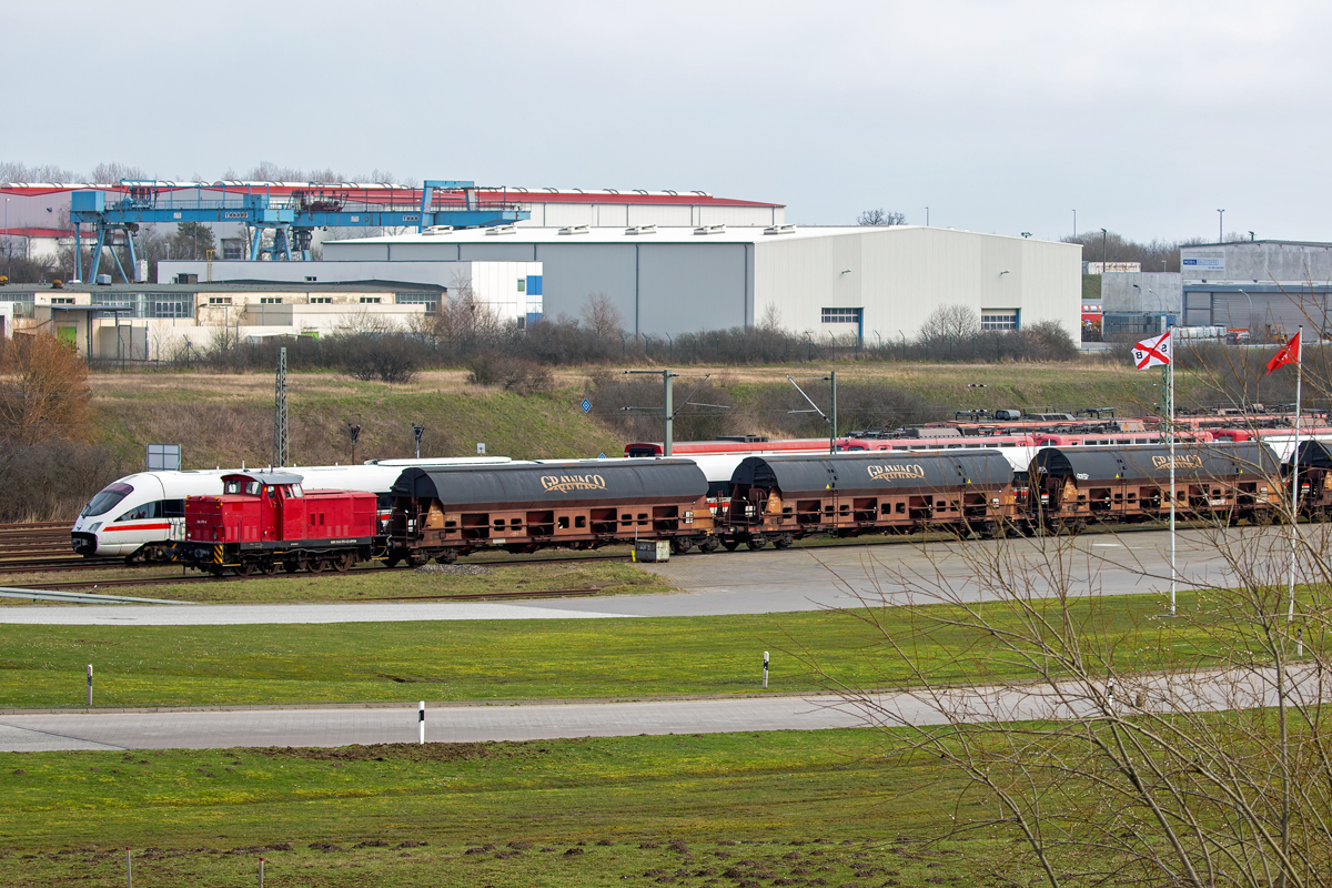 Lok 346 975 mit beladenen Tads der GRAWACO im Fährhafen Sassnitz Mukran, dahinter zum Verkauf stehende ICE’s TD (BR 605), die auf der Vogelfluglinie eingesetzt waren. - 04.03.2020


