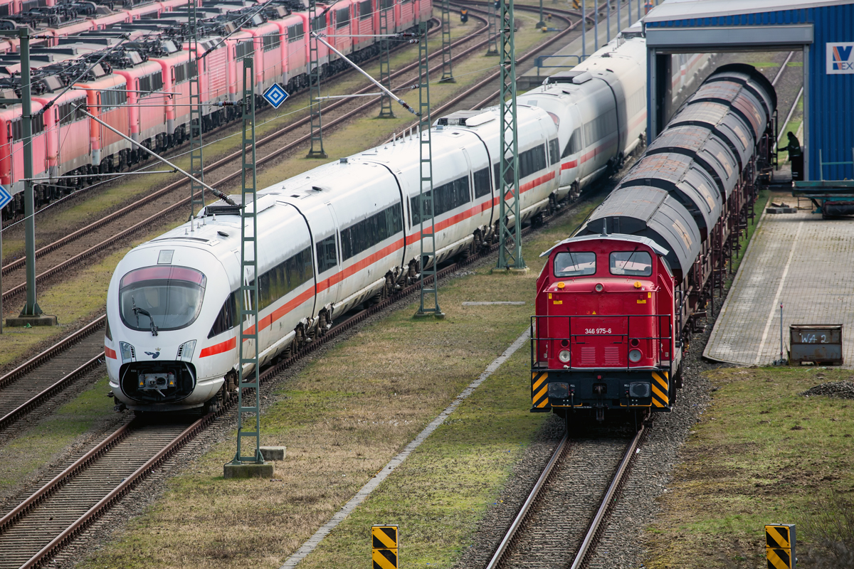 Lok 346 975  mit Tads Wagen zur Entladung im Fährhafen Sassnitz Mukran, daneben stehen zum Verkauf ICE’s TD (BR 605), die auf der Vogelfluglinie eingesetzt waren. - 04.03.2020
