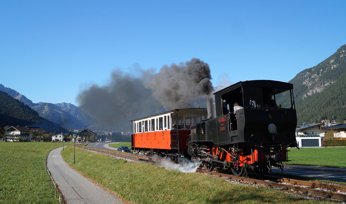 Lok 4 der Achenseebahn ( Hannah ) bringt eine Ein-Wagen-Leistung von Maurach Seespitz hinunter nach Jenbach. Aufgenommen kurz vor Erreichen der Haltestelle Maurach am Achensee, 26.10.2019.