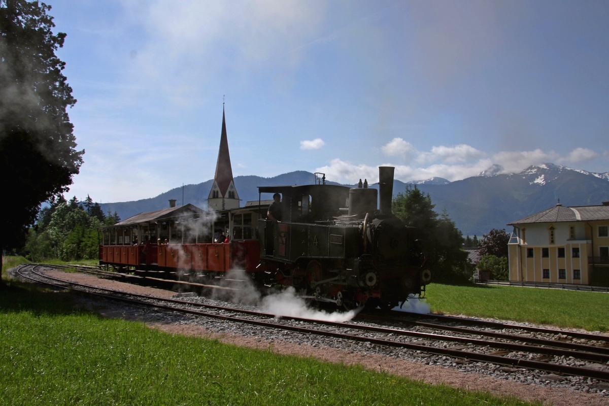 Lok 4 HANNAH mit ihrem Zug fährt aus dem Bf Eben am Achensee aus. 17.06.2019