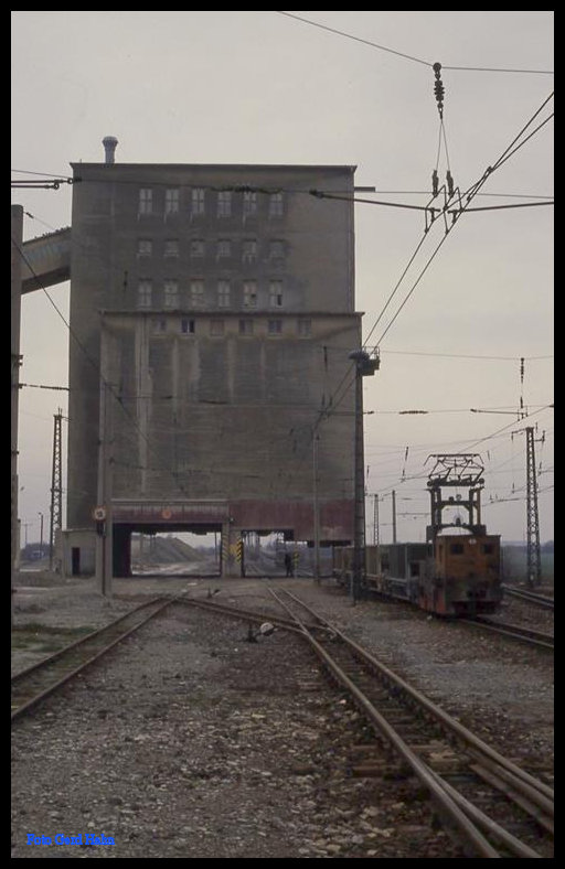 Lok 4 mit Zug vor dem Verladebunker der Sodawerke am Stadtrand von Staßfurt am 21.3.1992.