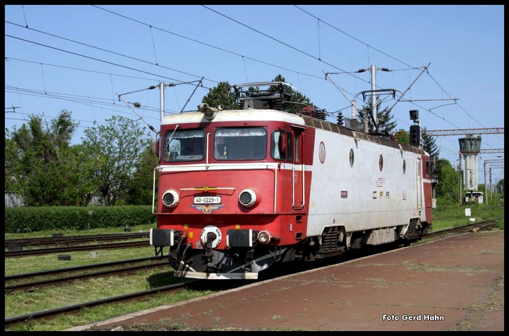 Lok 40-0229 rollt am 20.5.2015 vom Bahnsteig weg ins Depot.