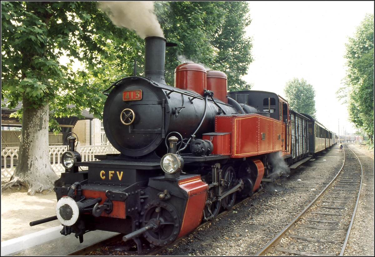 Lok 413 der Chemin de Fer du Vivarais am Schmalspurbahnhof in Tournon. Mai 1992. 

Die Lok hat die ungewhnliche Achsfolge CC (franz. 030-030). Wer genau hinsieht, wird bemerken, dass die vorderen drei Achsen nicht wie bei einer Malletlokomotive auf einem Drehgestell montiert sind, es drfte sich somit um eine Duplexlokomotive handeln. Die Lok wurde 1932 bei der Socit Alsacienne de Constructions Mcaniques (SACM) gefertigt.

Der museale Betrieb der CFV ist der Rest eines umfangreichen Meterspurnetzes in den Departementen Ardche und Haute-Loire. Von Tournon nach Lamastre sind die aufwendigen Gleisanlagen erhalten geblieben. Leider war der Betrieb der Museumsbahn zwischen 2008 und 2013 mangels betriebsfhiger Dampfloks fast eingestellt worden. Die Anliegergemeinden haben jedoch Interesse am Weiterbetrieb. So wurde 2013 der Betrieb angeblich mit zwei Dampfloks weitergefhrt. Dieses Jahr gab es einen weiteren Rckschlag, als offensichtlich einiges Rollmaterial bei einem Brand in der Remise zerstrt wurde. 