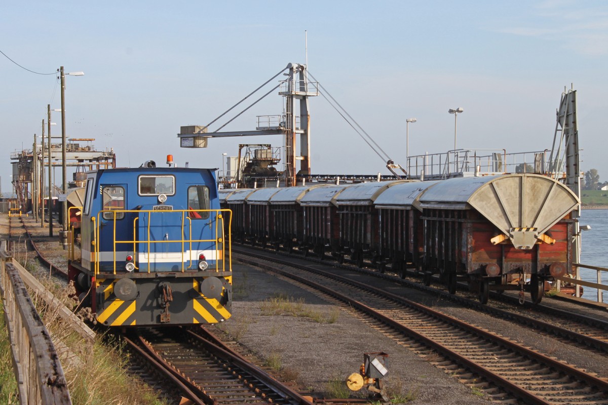 Lok 43 der Hülskens GmbH & Co. KG (Schöma CFL 250 DVR) stand am 10.10.14 im Hafen Rheinberg abgestellt.