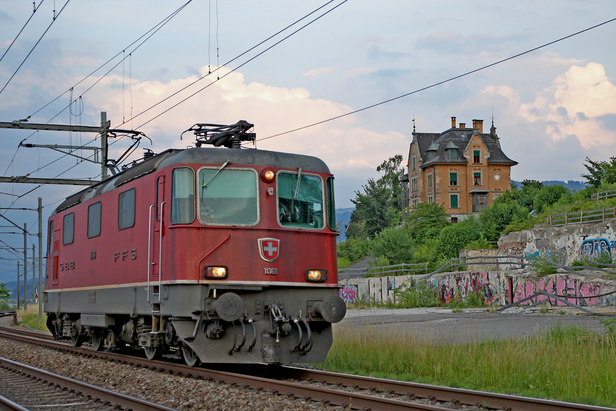 Lok 4/4 II 11369 kommt solo in Wädenswil vorbei am 19.6.2014