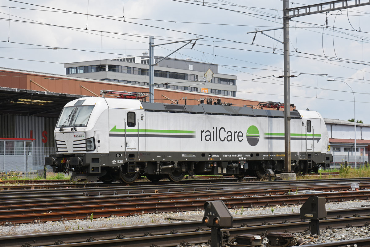 Lok 476 453-6 wartet auf einem Nebengleis beim Bahnhof Pratteln auf den nächsten Einsatz. Die Aufnahme stammt vom 07.07.2018.