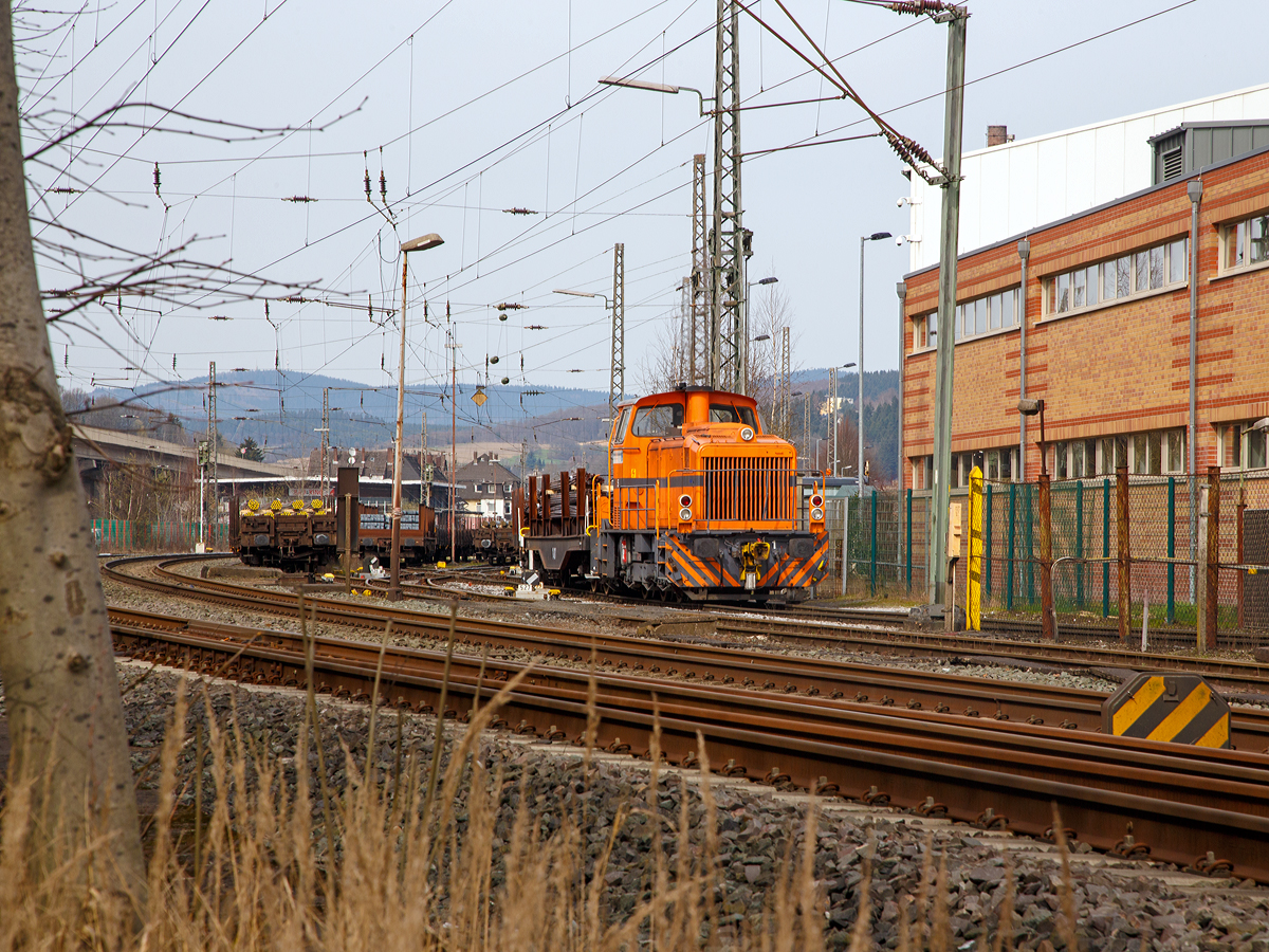 
Lok 5  Helga  der DEW Deutschen Edelstahlwerke (gehört zur Schmolz + Bickenbach AG) rangiert mit einigen Wagen am 02.04.2016 auf den Anschlußgleis in Siegen-Geisweid.

Die Lok ist eine Mak G 500 C und wurde 1975 unter der Fabriknummer 500074 (die letzte dieser Serie) gebaut und als Lok 72 an Krupp Stahl AG, Werk Duisburg-Rheinhausen geliefert. Ein Umbau auf Funksteuerung erfolgte 1979. Durch die anstehende Schließung des Standortes Rheinhausen kam die Lok am 06.11.1987 hier zum damals zur Krupp Stahl AG gehörende Werk Siegen-Geisweid, zuvor Edelstahlwerke Südwestfalen AG.