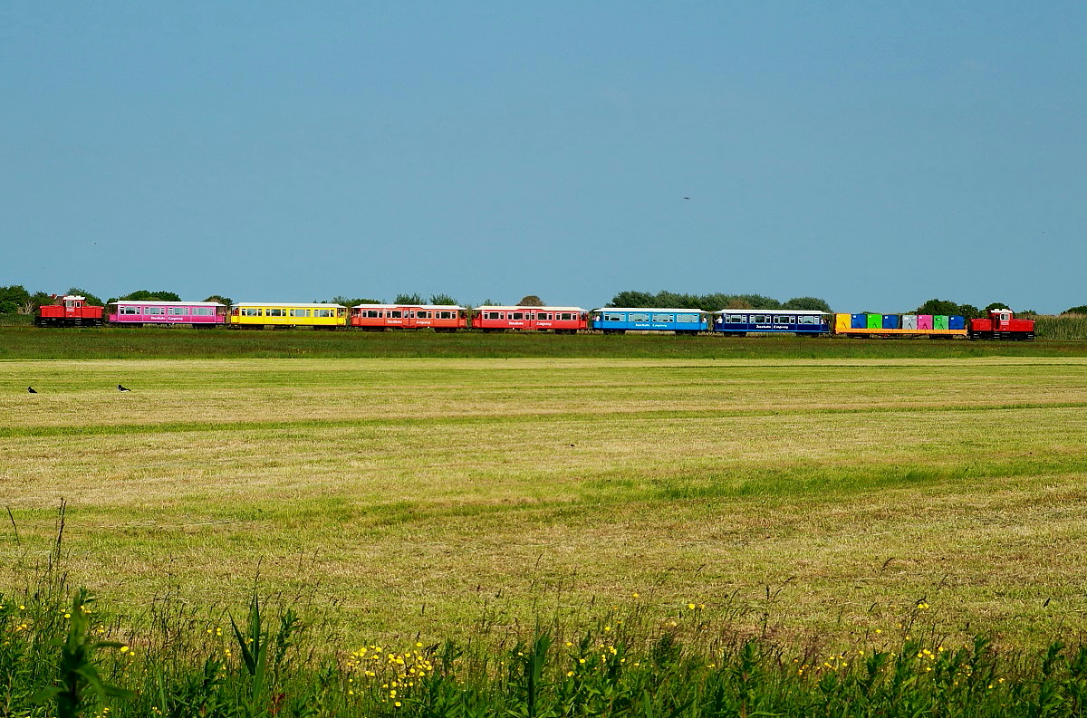 Lok 5 und Lok 1 der Langeooger Inselbahn befördern am 02.06.2017 einen Zug vom Anleger zum Ortsbahnhof